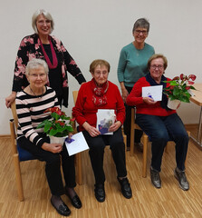 Foto: Waltraud Ott sitzend: Resel Herzog, Waltrud Emge, Christa Wesp stehend: Uschi Stenger, Bärbel Oster