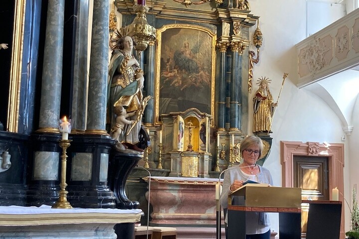 Elke Hofmann leitet den Wortgottesdienst